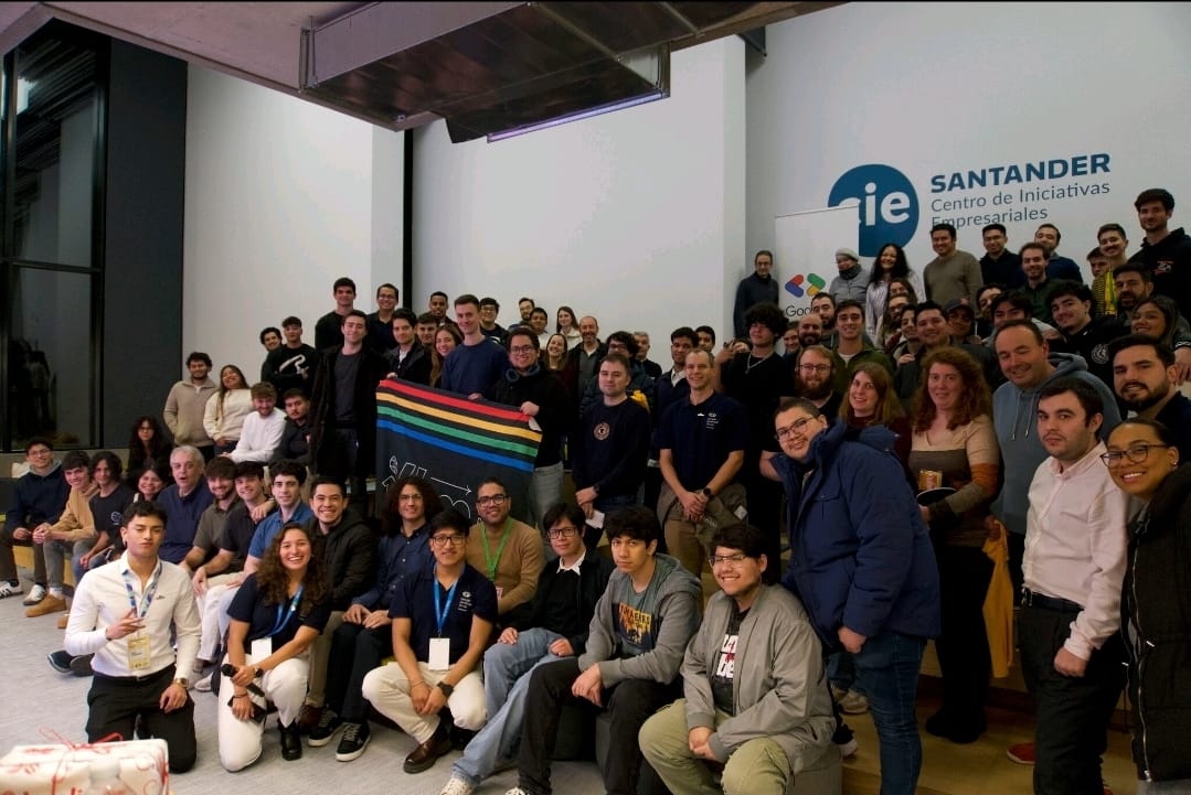 Foto grupal con todos los participantes del Sobao Fest GDG Santander